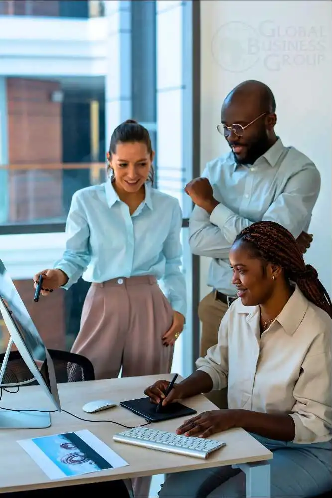 Employés de bureau en train de travailler en petit groupe